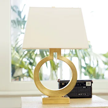 Златна настолна лампа, американски писане, съвременната простота, индивидуалност, спалня, легло, лампа с дистанционно управление при таблата