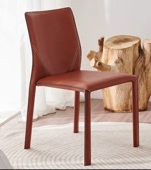 Маса за хранене и стол за учителя в италиански стил, лесен за хранене на стол, направен от кожата на седлото, домашен крем стил в скандинавската кожена обертке s