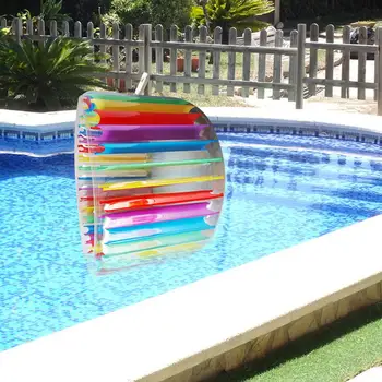 Надувное водно колело, гигантска водна плажна играчка, плаващи тръба, цветни плувки за басейн за деца на двора, на тревата в двора