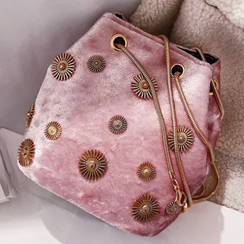 Розови дамски чанти през рамо, Розова чанта-кофа, Елегантна кадифе чанта-тоут, чанта през рамо със златна верига