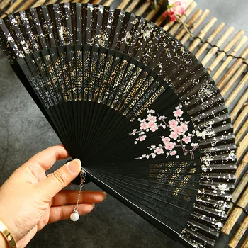 Сгъваем фен с бамбукова дръжка в древен стил Ханфу, нов китайски стил, сребро на вентилатора в китайски стил, кухи цвете сливи, оцветени със спрей